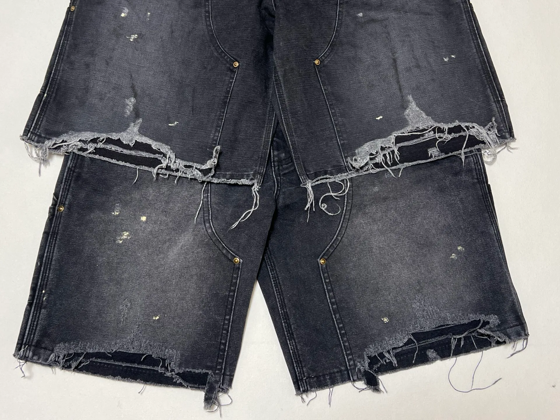 Original proofing SAINT Mxxxxxx DOUBLE KNEE SHORTS/BLK Knee patches splashed with ink, washed and damaged denim shorts. Washed black S-XL. Custom woven and dyed denim fabric with clear texture. Heavy washing and water fading to create local mottled fading/hole effects. Artificial distressing to simulate natural wearing marks. VINTAGE sense. Original consistent damage treatment. Hand splashed ink and paint. Original consistent wash mark/pocket mark. Double knee patches. Rivet reinforcement. Improve functionality while enhancing design